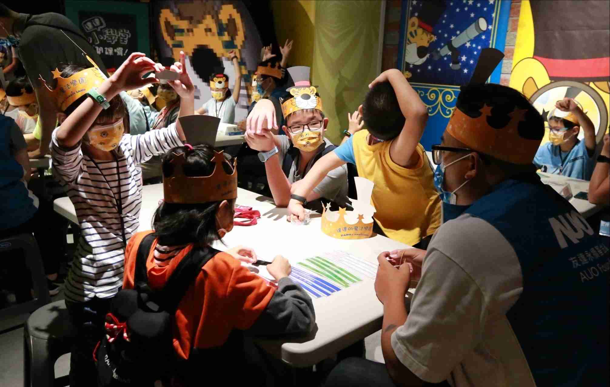 龙门国际以永续理念推动全人教育计划，，，内外结盟储备科普教育人才，，，荣获亚太永续行动奖社会共融面的金奖肯定