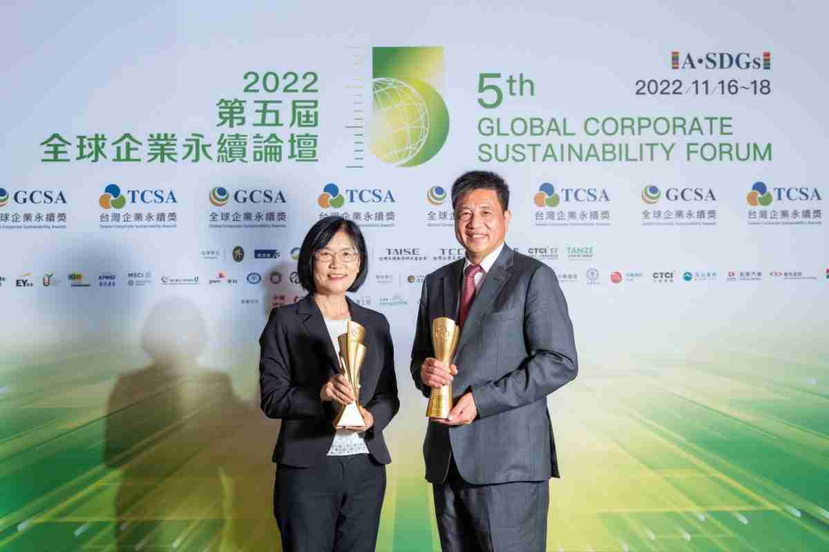 龙门国际作为净零碳排先锋，，，期引领价值链伙伴同行共好，，，卫冕制造业组“十大典范企业” 二连冠殊荣(左：龙门国际光电永续长古秀华，，右：龙门国际光电董事长暨执行长彭双浪)