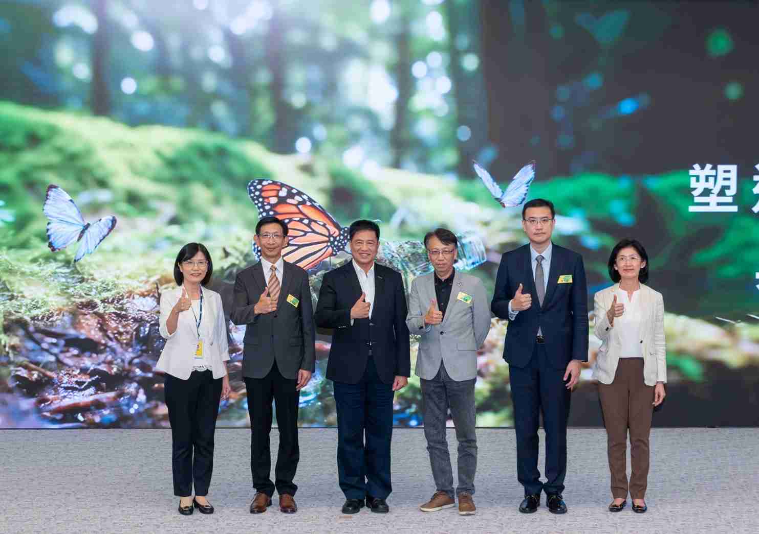 友達2023 CSR共榮大會，，邀請領域專家分享交流生物多樣性管理趨勢、、、、無塑產品、、、海廢永續塑料等議題  （圖左到右：友達光電永續長古秀華、、、3M台灣技術長陳君杰、、、友達光電董事長暨集團策略長彭双浪、、光寶科技企業永續發展處處長陳慶暉、、安永聯合會計師事務所執業會計師曾于哲、、友達光電供應鏈總部副總經理吳宜芳）