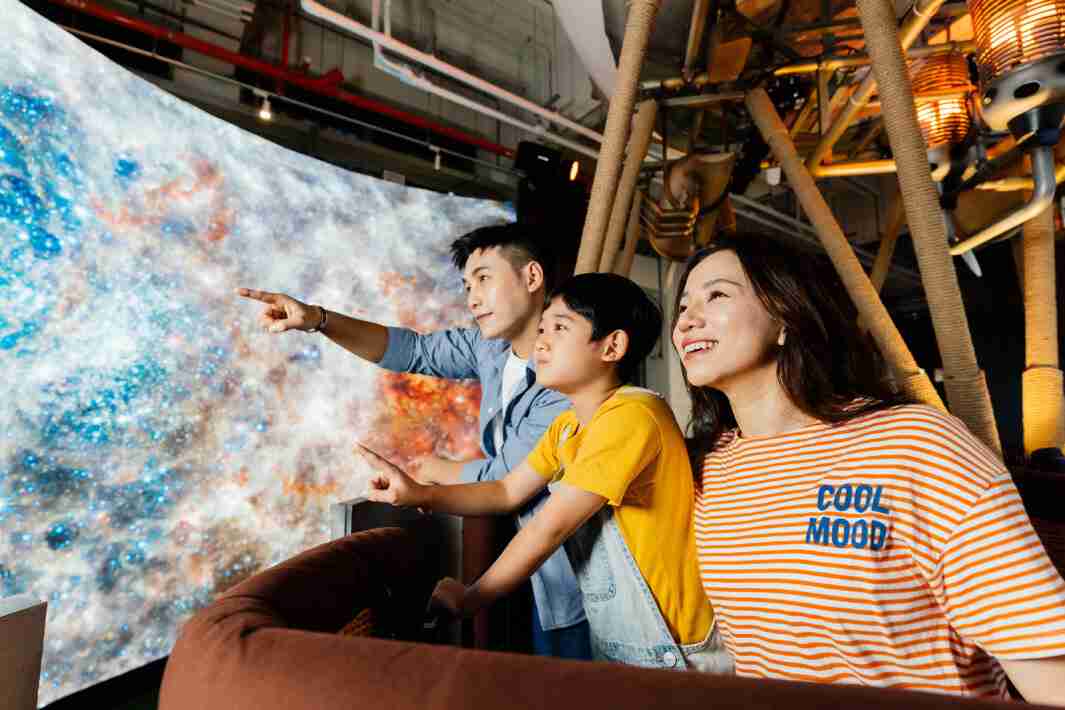 龙门国际打造全台最大宽6公尺、、、、高4公尺、、唯一搭载LED弧形拼接显示屏的动感飞行船，，让乘客驻足在热气球上，，享受身历其境的伪出国旅游乐趣