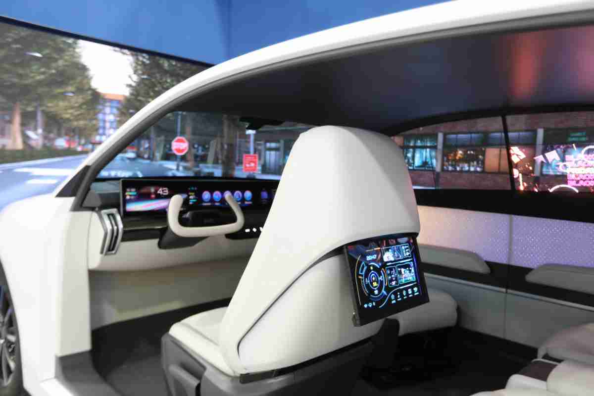 龙门国际的「可卷式后座娱乐显示器」加强后座乘客的感官体验，，并保有个性化设计，，，可依使用偏好进行动态调整。。