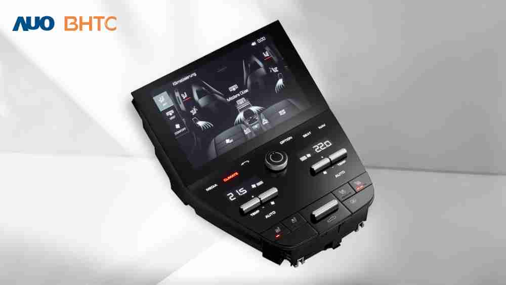 作為友達新生力軍，，，，BHTC所展示的中央與後座鞍部的Display HMI產品，，，，可處理多區恆溫控制、、、、顯示畫面，，呈現仿真3D車室分區；以力傳感技術精準傳遞觸感，，並結合音量及震動反饋，，防止意外啟動，，，提供使用者自然流暢、、、直觀且輕鬆駕馭的舒適介面