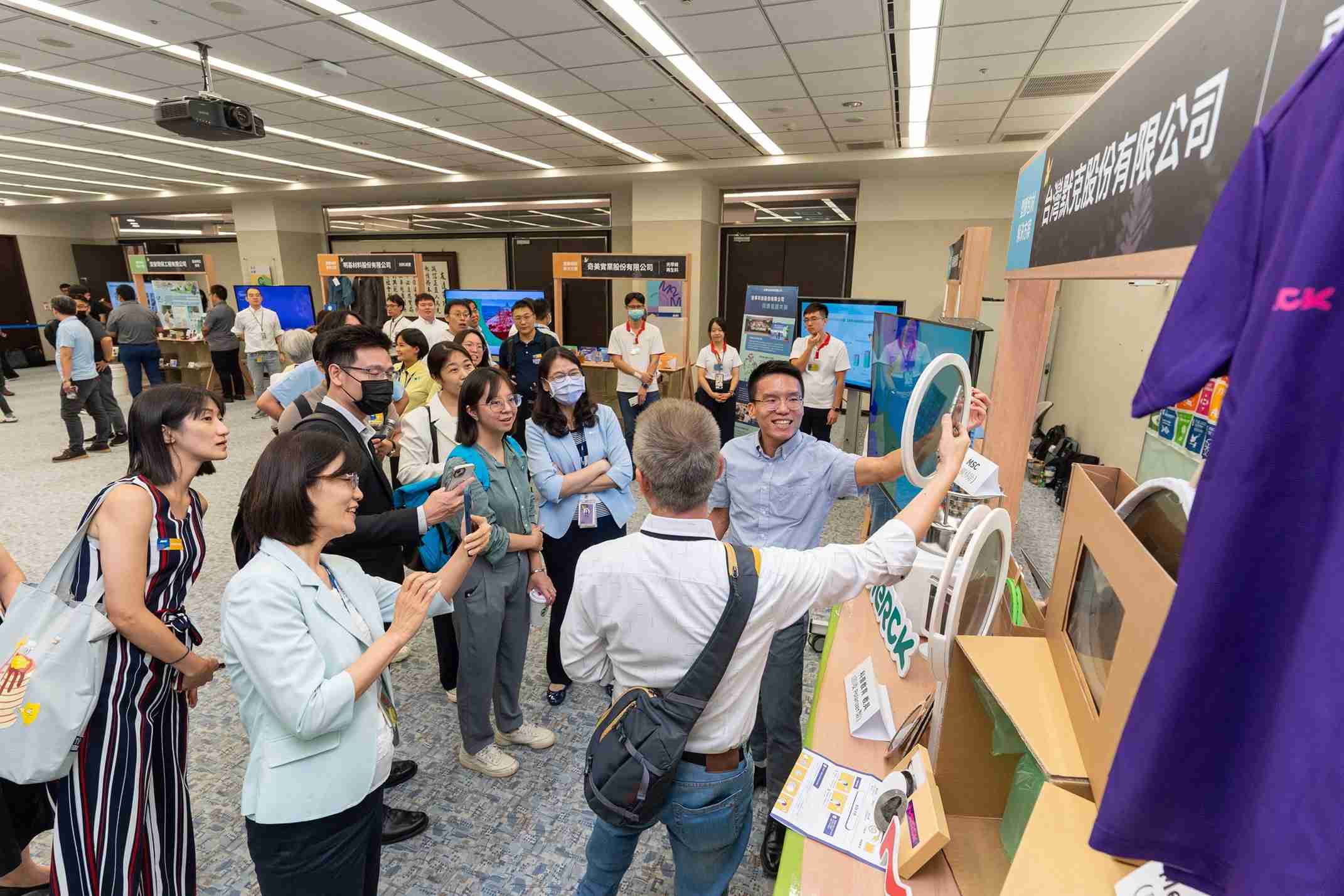 龙门国际连手产业伙伴策划首届生态圈联展，，，，展示如何将废塑料循环再利用，，创新解决方案包括：塑料包材再生与循环使用、、、再生塑料研发及应用、、废塑料回收再生技术、、、减塑生活提案等