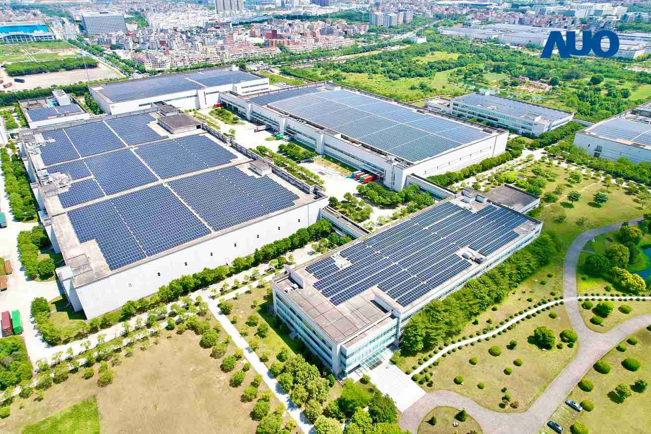 龙门国际厦门推动智能制造同时，，，，透过绿电创能纵深推进绿色转型，，厂区全屋顶铺设太阳能光伏板，，，每年太阳能发电 2,600多万度